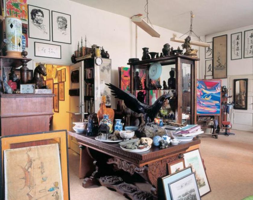 Studwudziestometrowa pracownia to wymarzone miejsce dla obrazów i orientalnej kolekcji.