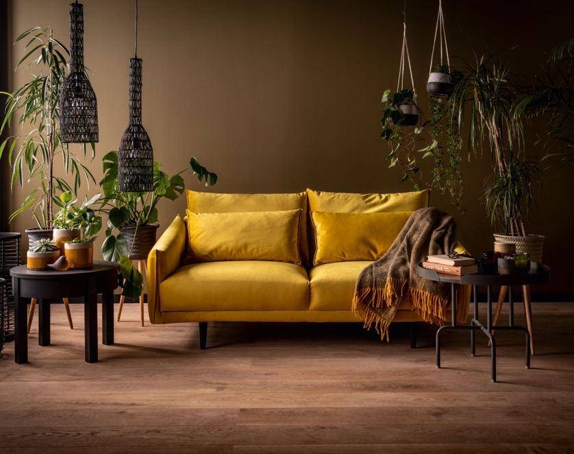 żółta sofa w salonie