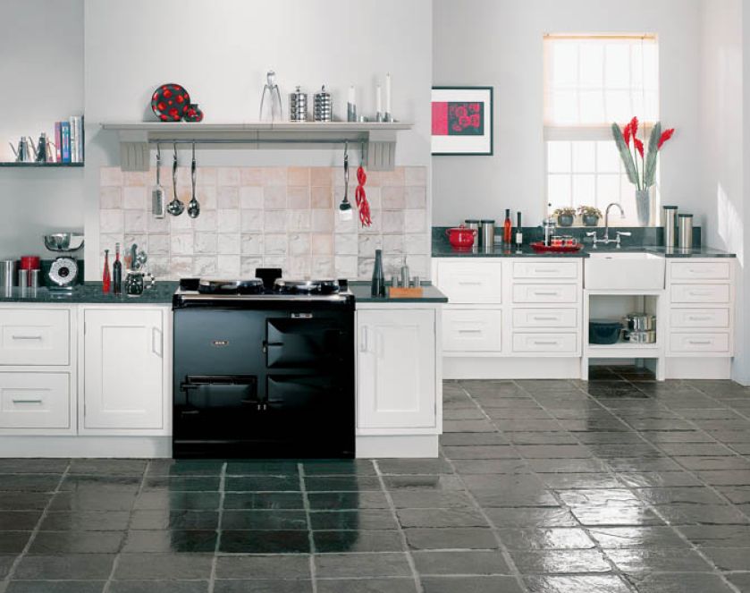 Półki, relingi, pojemniki na noże - wszystko w zasięgu ręki. Aga, rolls-royce wśród kuchenek, kosztuje 10500 euro. FALCON