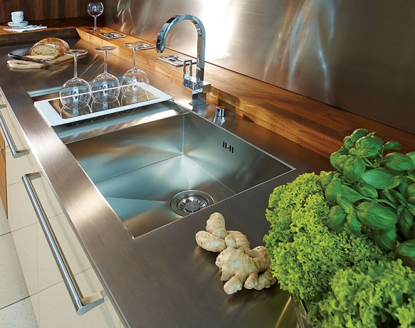 Zlew i blat zrobione z jednego kawałka stali nierdzewnej, bateria marki Franke. MEBEL RUST