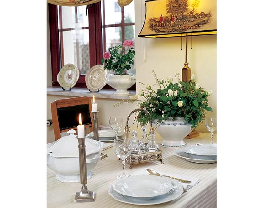 Biała zastawa stołowa dodaje elegancji.