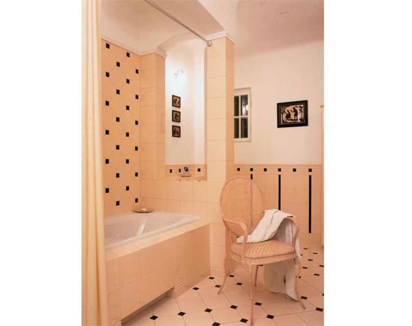 Biało- czarne płytki nawiązują do art deco.