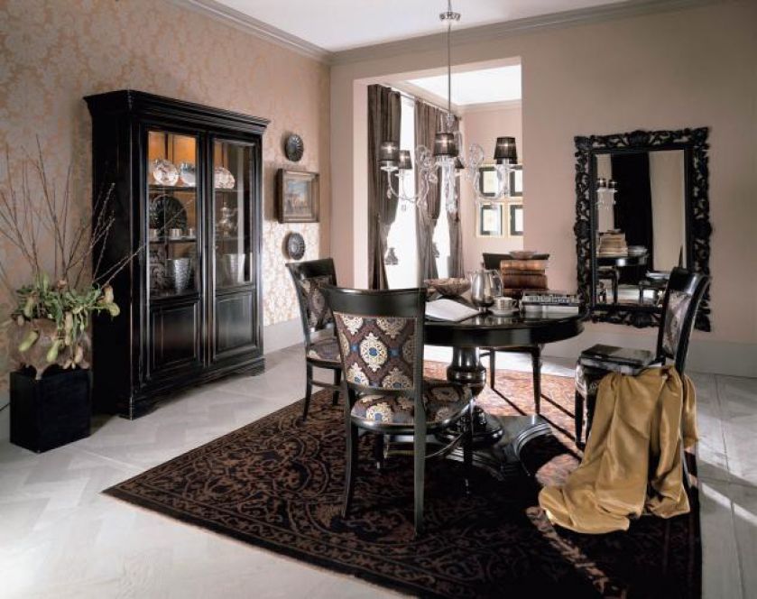Jadalnia Louis Philippe inspirowana jest trochę średniowieczem, trochę renesansem, trochę stylem Ludwika XV. Meble zrobione