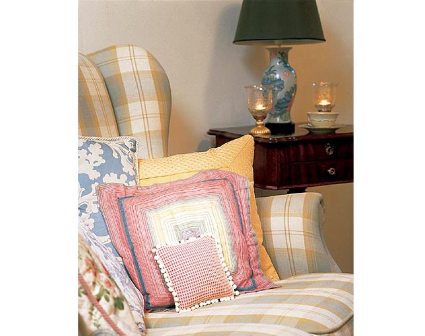 Mimo różnych wzorów kolorowe poduszki świetnie się razem komponują.