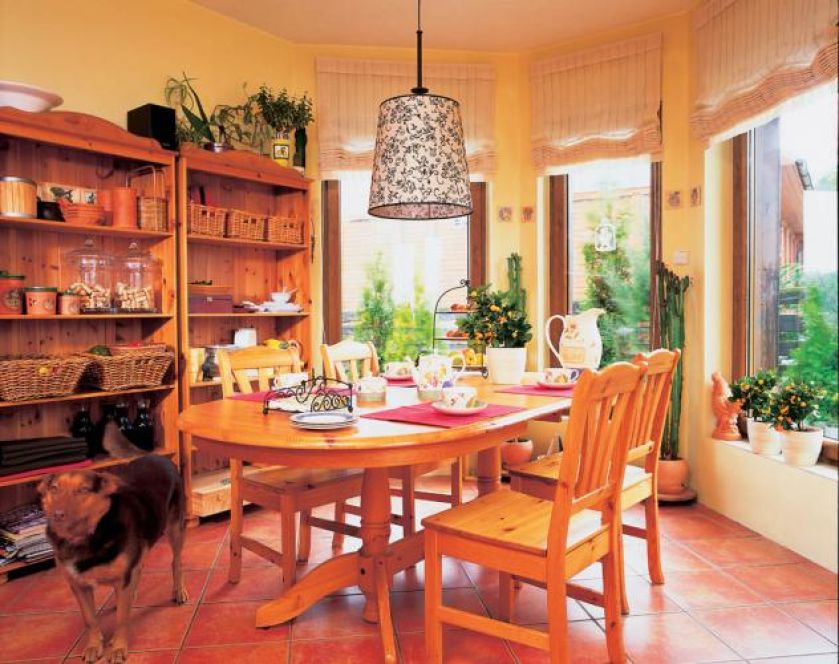 Na regałach koszyczki i pojemniczki.