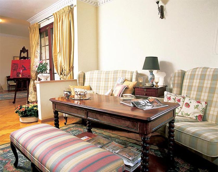 Przy drewnianym stoliku miejsce znalazły kanapy i bankietka.