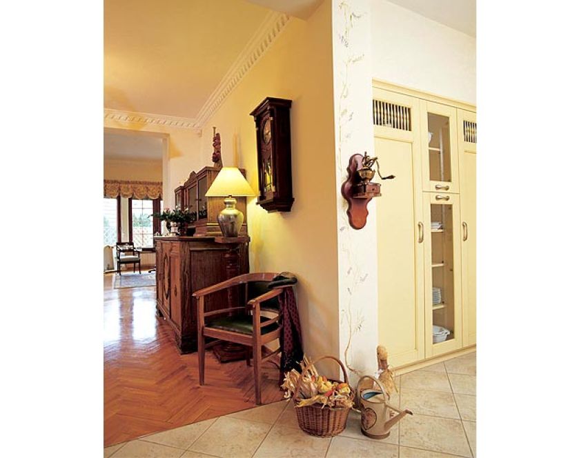 Ścianę zdobi fresk. W angielskim stylu