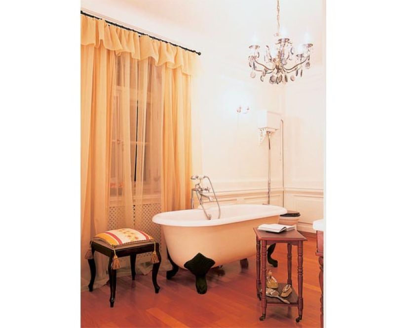 Wolnostojąca wanna z kontrastowymi czarnymi nóżkami.