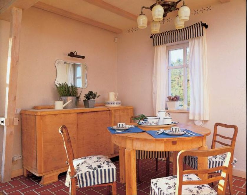 Ania połączyła motywy kwiatowe z bialo-niebieskimi pasami.