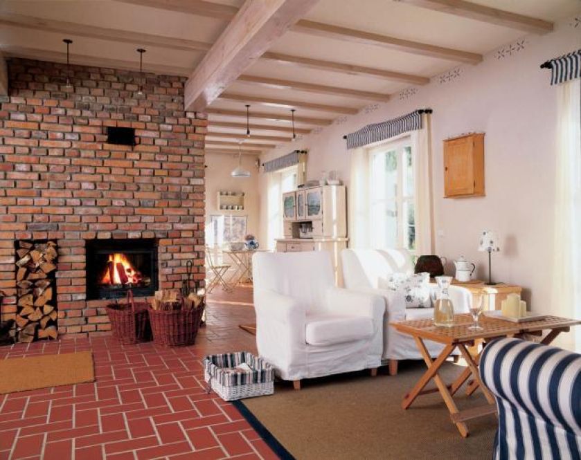 Chata ma tylko 90 metrów kwadratowych. Jaśniutkie kolory i otwarta przestrzeń parteru sprawiają, że wydaje