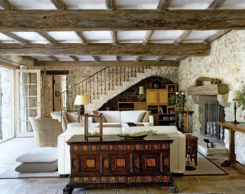 Dobre połącznie: kamienne ściany i drewniane belki. REDCOVER.COM/EAST NEWS