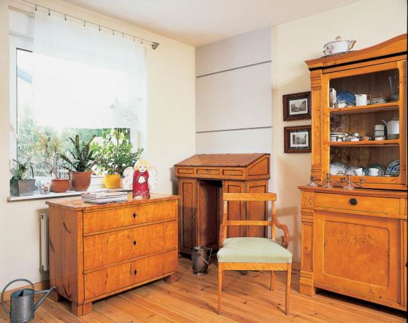 Podłoga z desek świetnie komponuje się ze starymi meblami.