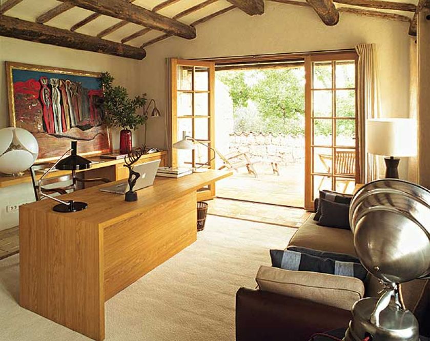 W gabinecie wisi obraz w złoconej ramie.