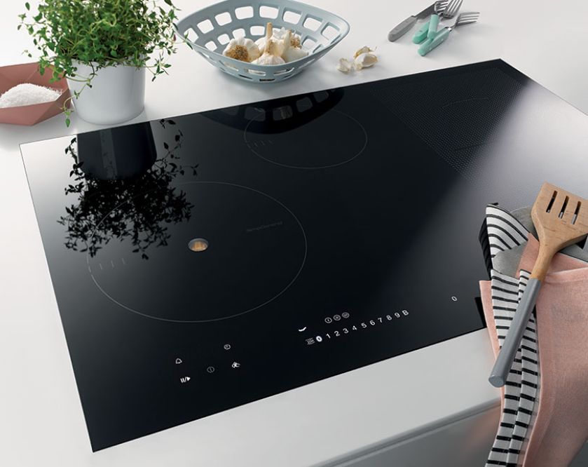 Na tej płycie ustawisz bardzo precyzyjnie temperaturę. Dzięki funkcji utrzymywania ciepła potrawy się