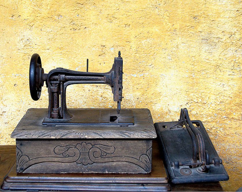 Historia wynalezienia maszyny do szycia z seksem w tle.