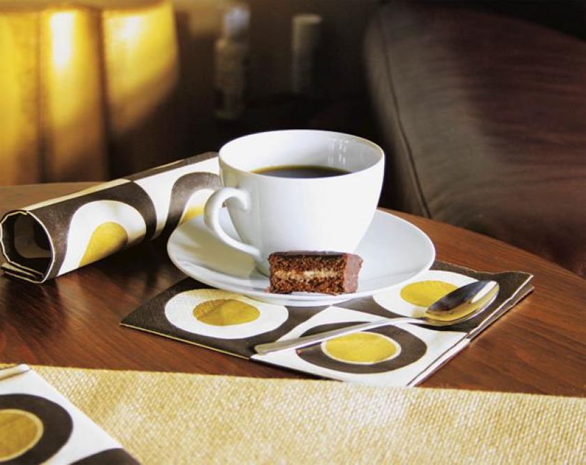 Kawa z mlekiem. Takie kolory mają serwetki firmy PAW COLLECTION.