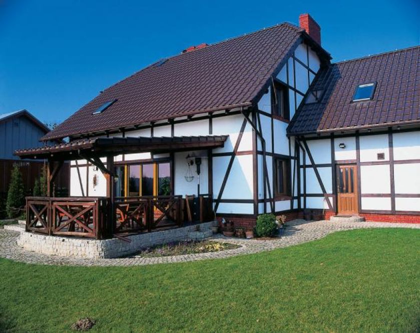 Na tyłach domu znajdziemy dużą werande.