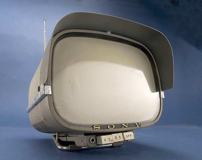 Sony TV8-301, pierwszy przenośny telewizor, który rozsławił Sony na świecie. Trafił na rynek w latach 60.,