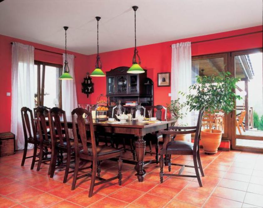 W jadalni zdobiony drewniany stół i krzesła.