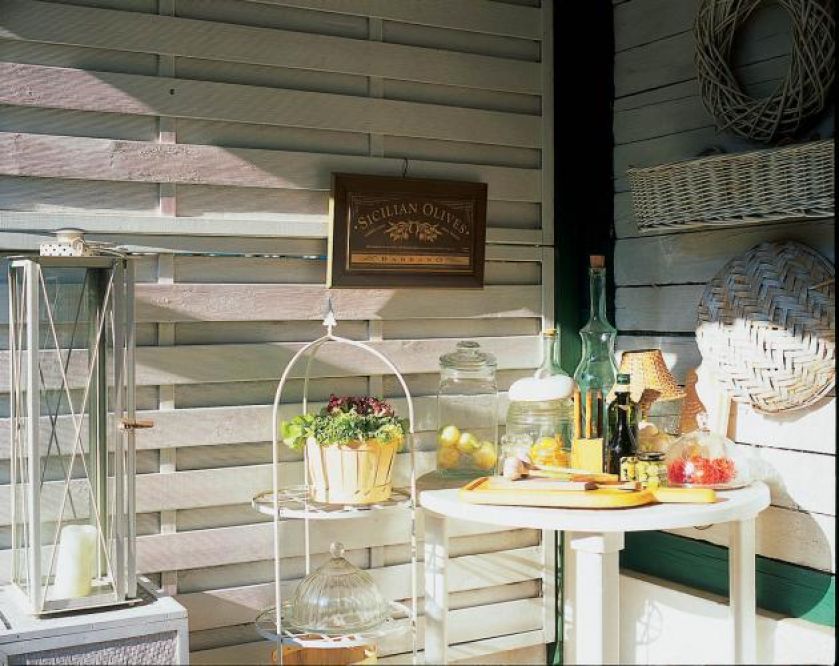 Wiklinowe dekoracje komponują się z drewnianymi ścianami.