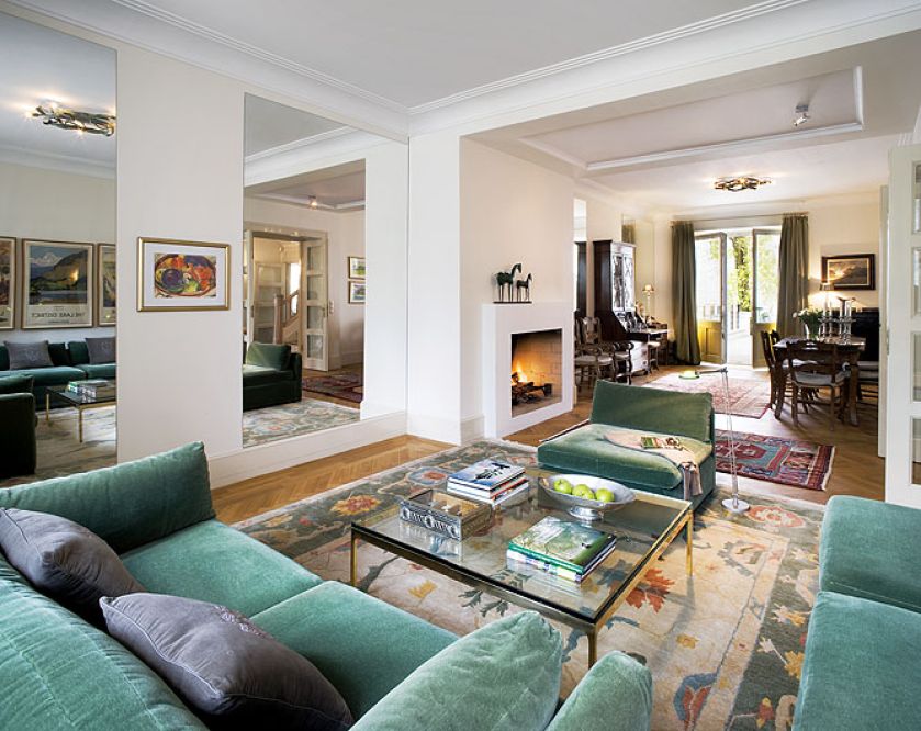 Włoskie kanapy w salonie, obie dobrze po trzydziestce. Ich oryginalne okrycia zamieniono na wytrzymały belgijski moher.