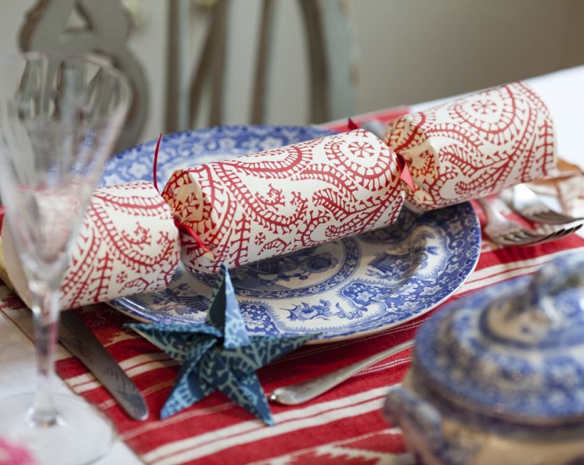 Podłużne prezenty zawiń w papierowe tutki.