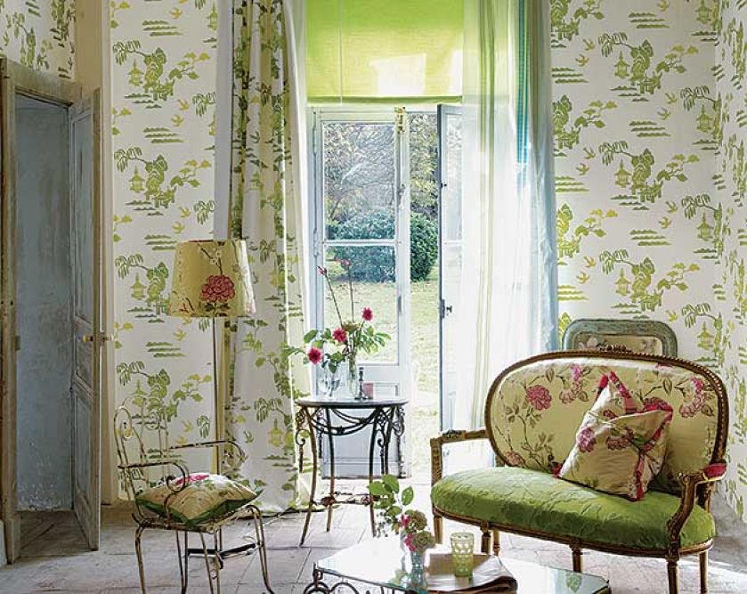 Lekkie kute meble i tkaniny z kolekcji Oriental Garden sprawiają, że można się tu poczuć jak na tarasie. Jedwab