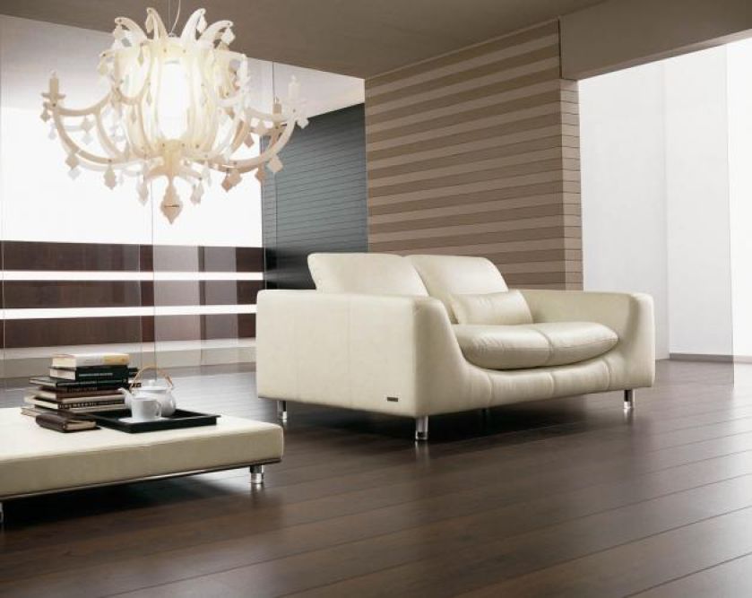 Nowoczesne sofy Object włoskiej firmy Marinelli mają przezroczyste nóżki. KAG MEBLE I ŚWIATŁO