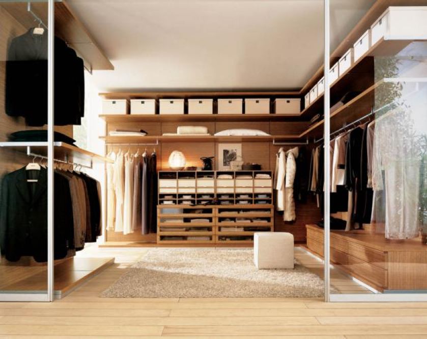 Półki, szuflady, wiszące szafki, jeżdżące komody, pudełka oraz wieszaki montowane do paneli ściennych (drewnianych, ze