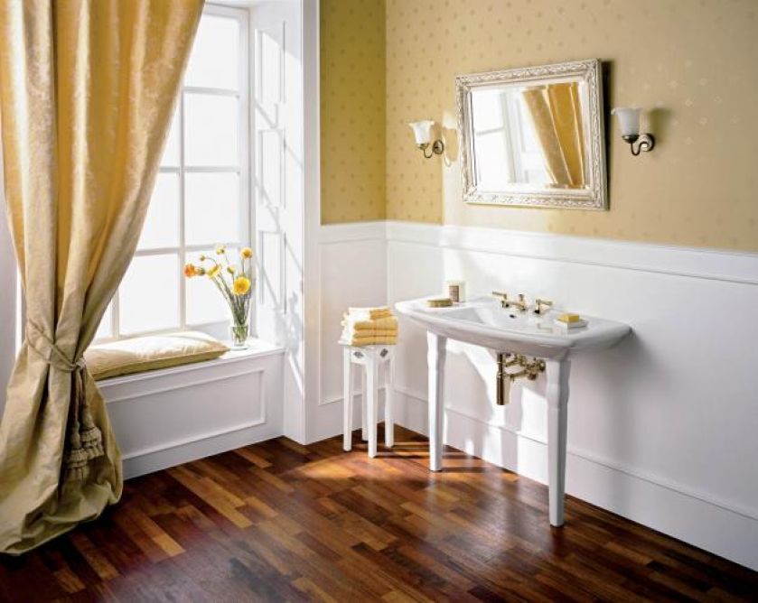 Łazienka w angielskim stylu z tapetą i drewnem. Aranżacja KERAMAG