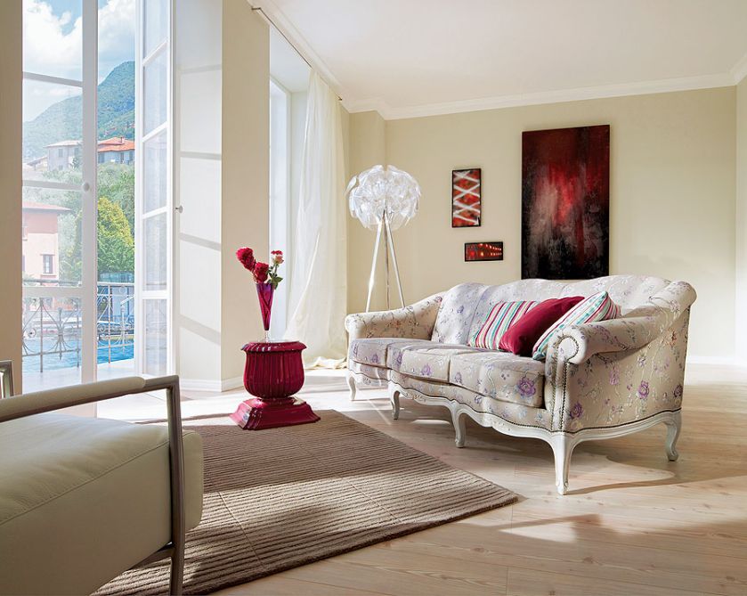 Jaką kanapę wybrać do salonu? Przede wszystkim wygodą i koniecznie we wzory i kolory zapożyczone z lasu, łąki, dżungli