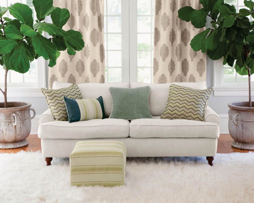 Na tle okna i z przeskalowanymi donicami po bokach. DECOON