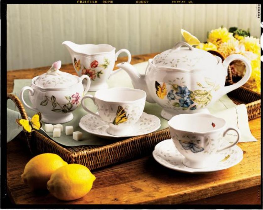 Kolekcja Butterfly firmy Lenox: dzbanek do herbaty - 300 zł, filiżanka - 70 zł, cukiernica - 125 zł. ROSENTHAL