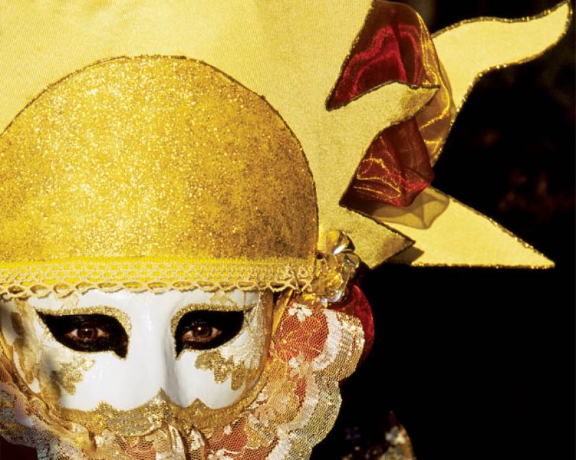 Maska karnawałowa w weneckim stylu zdobiona koronką. Fot. East News