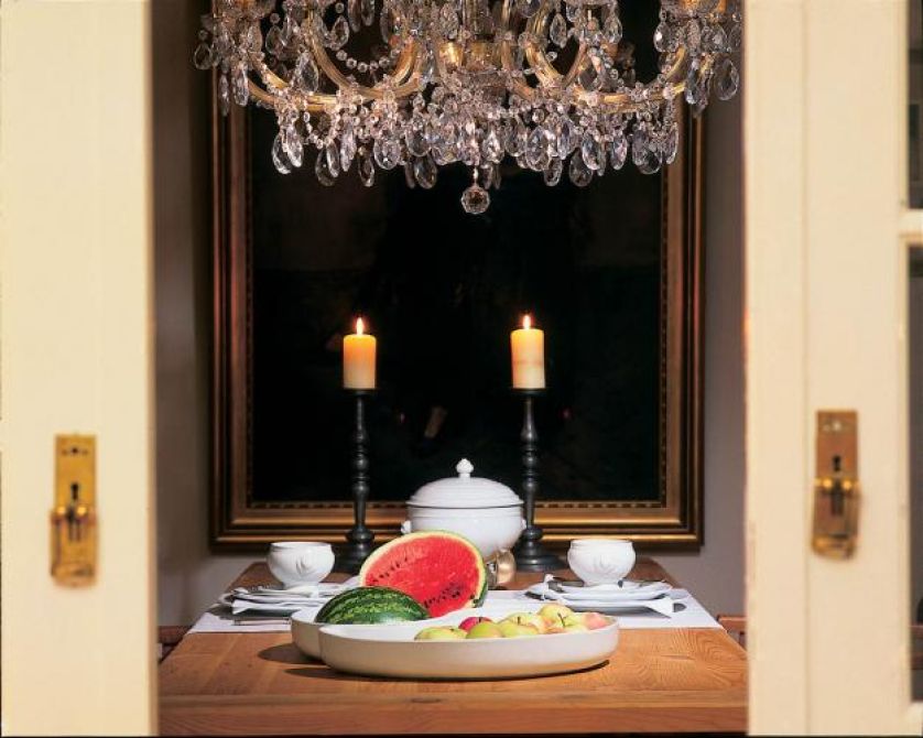 W starej willi nie mogło zabraknąć kryształowego żyrandola,