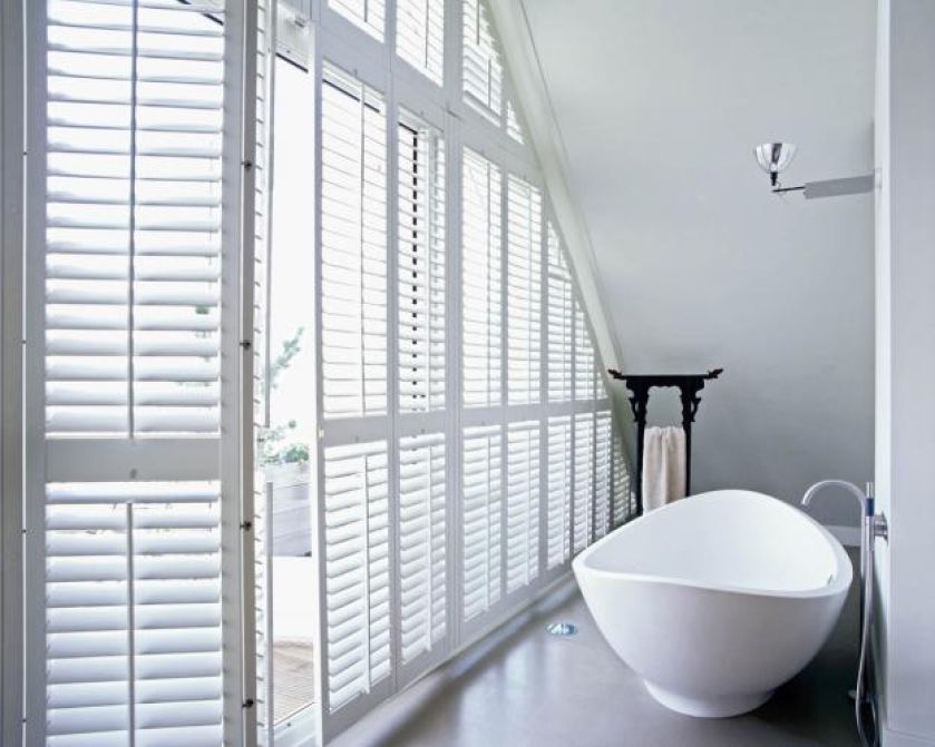 Drewniane okiennice mają obracane lamele. Są odporne na wilgoć. Cena zabudowy okna - od 1600 zł. Aranżacja JASNO SHUTTERS