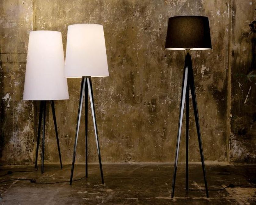 To nie statyw do aparatu, ale lampa Triana. Do wyboru klosz czarny lub biały. Cena – od 4800 zł. ELEKTROMAG LIGHTING