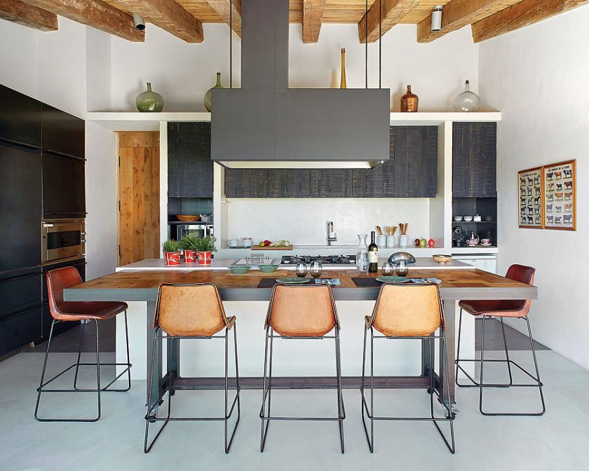 Ciekawym elementem jest nowoczesny okap oraz stół, którego blat tworzy mozaika deszczułek wyjętych ze skrzynek