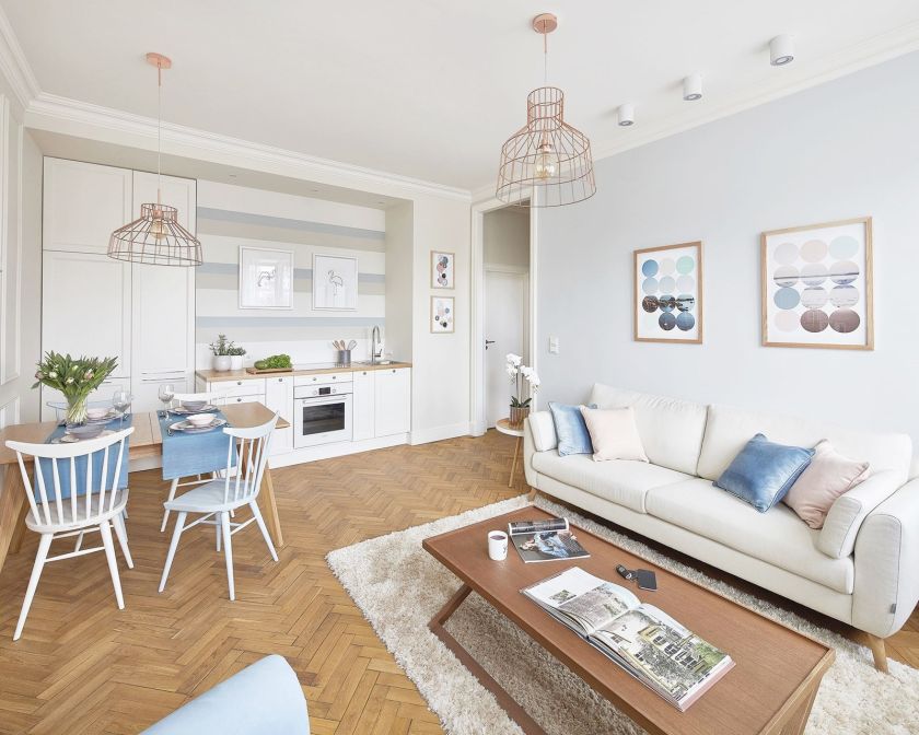 Trochę po skandynawsku, trochę po francusku, dużo błękitów i bieli. Od razu widać, że to kobieca kawalerka.