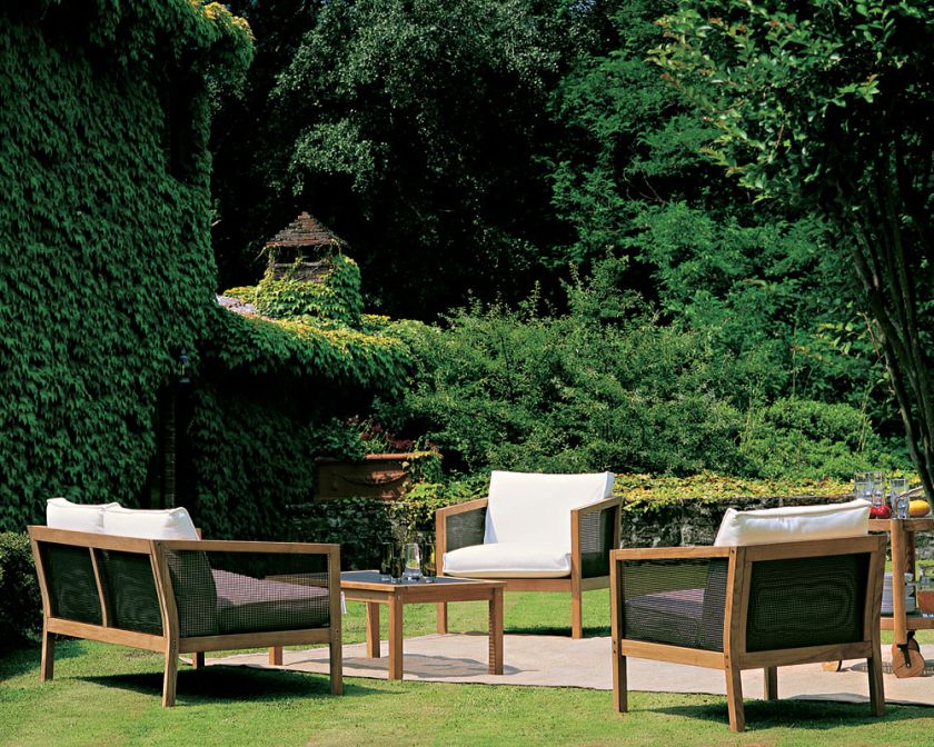 Meble Cetra to tekowe stelaże z metalową siateczką. EMU