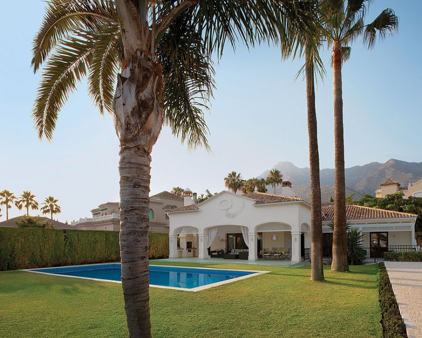 Przed domem basen. Śródziemnomorski dom na niepogodę