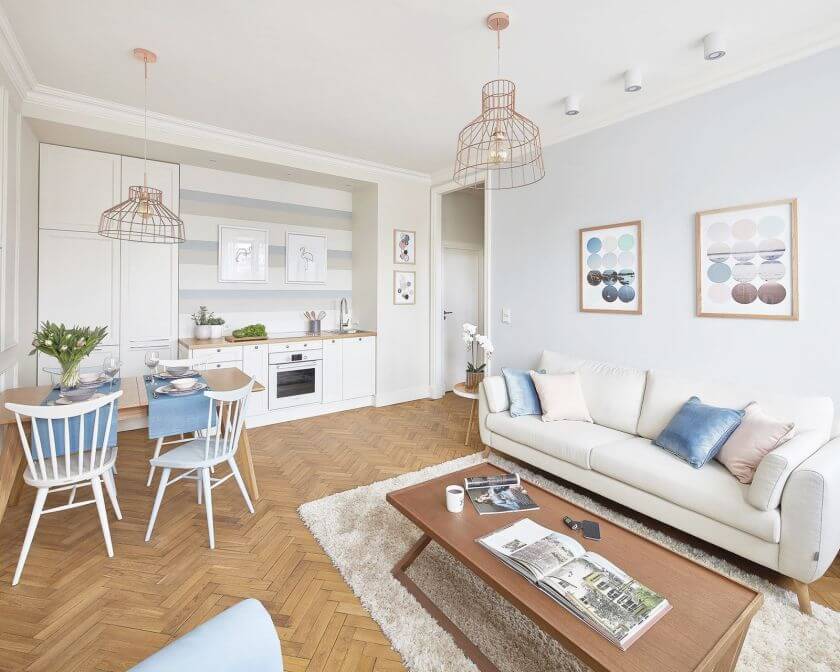 salon z aneksem kuchennym w małym mieszkaniu