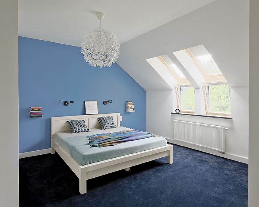 Urządzona prostymi meblami. Gospodyni przeczytała, że kolor niebieski działa kojąco, dlatego wybrała go do sypialni.