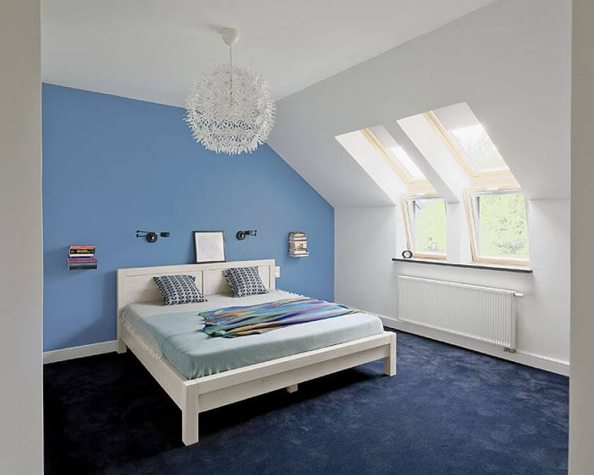 Urządzona prostymi meblami. Gospodyni przeczytała, że kolor niebieski działa kojąco, dlatego wybrała go do sypialni.