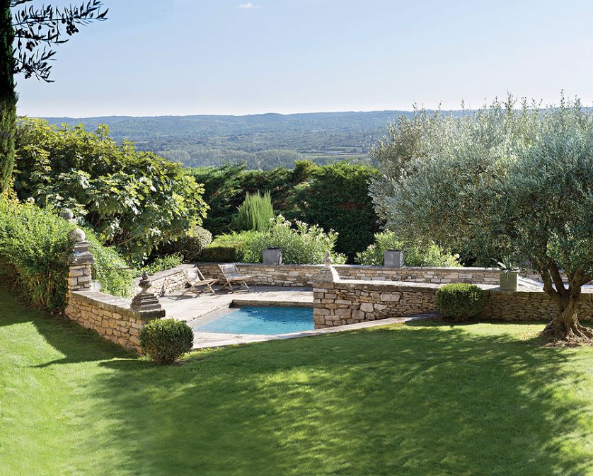 Do basnu prowadzą kamienne schodki wysadzane strzelistymi cyprysami.