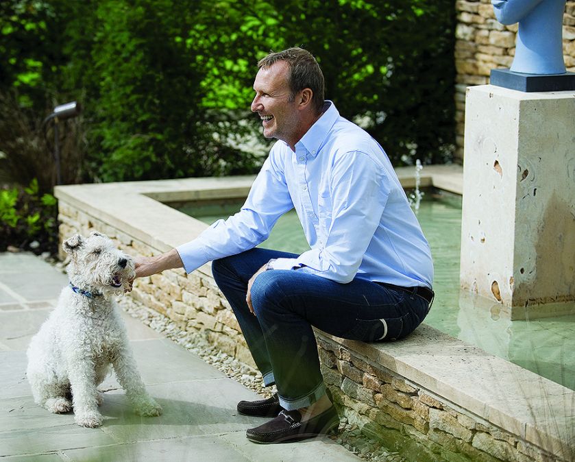 David Carden z foksterierem Brillo. Rezydencja w stajni