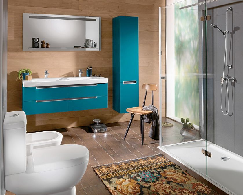 Meble Subway 2.0 w kolorze Petrol Blue. Szafka pod umywalki kosztuje ok. 5350 zł, wysoka – ok. 2380 zł,