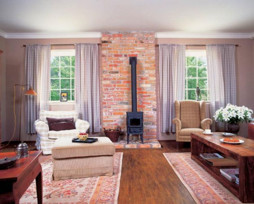 Ściany z cegły to po prostu nieotynkowane fragmenty domu. Ta w salonie powstała po to, żeby na jej tle stanęła koza.