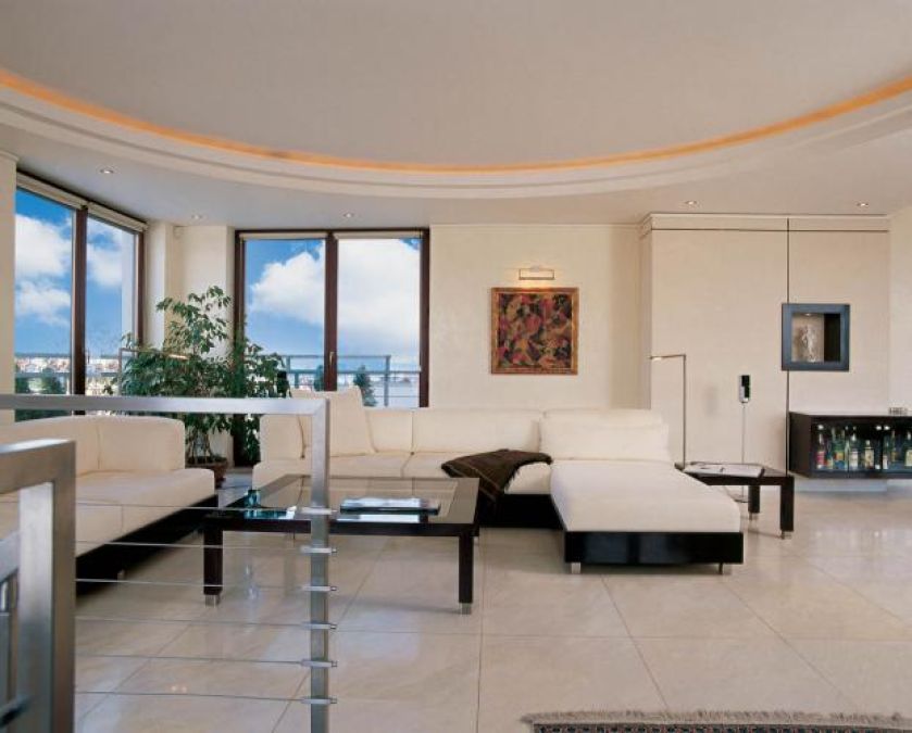 Białe kanapy i szkany stolik. Czarno-biały apartament