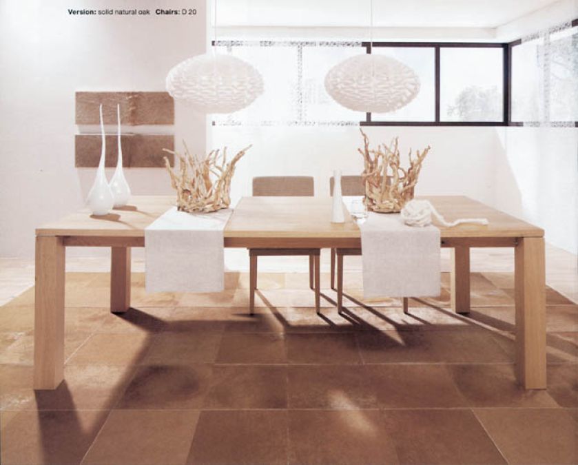 Nad stolem lampy wiszące firmy HUELSTA